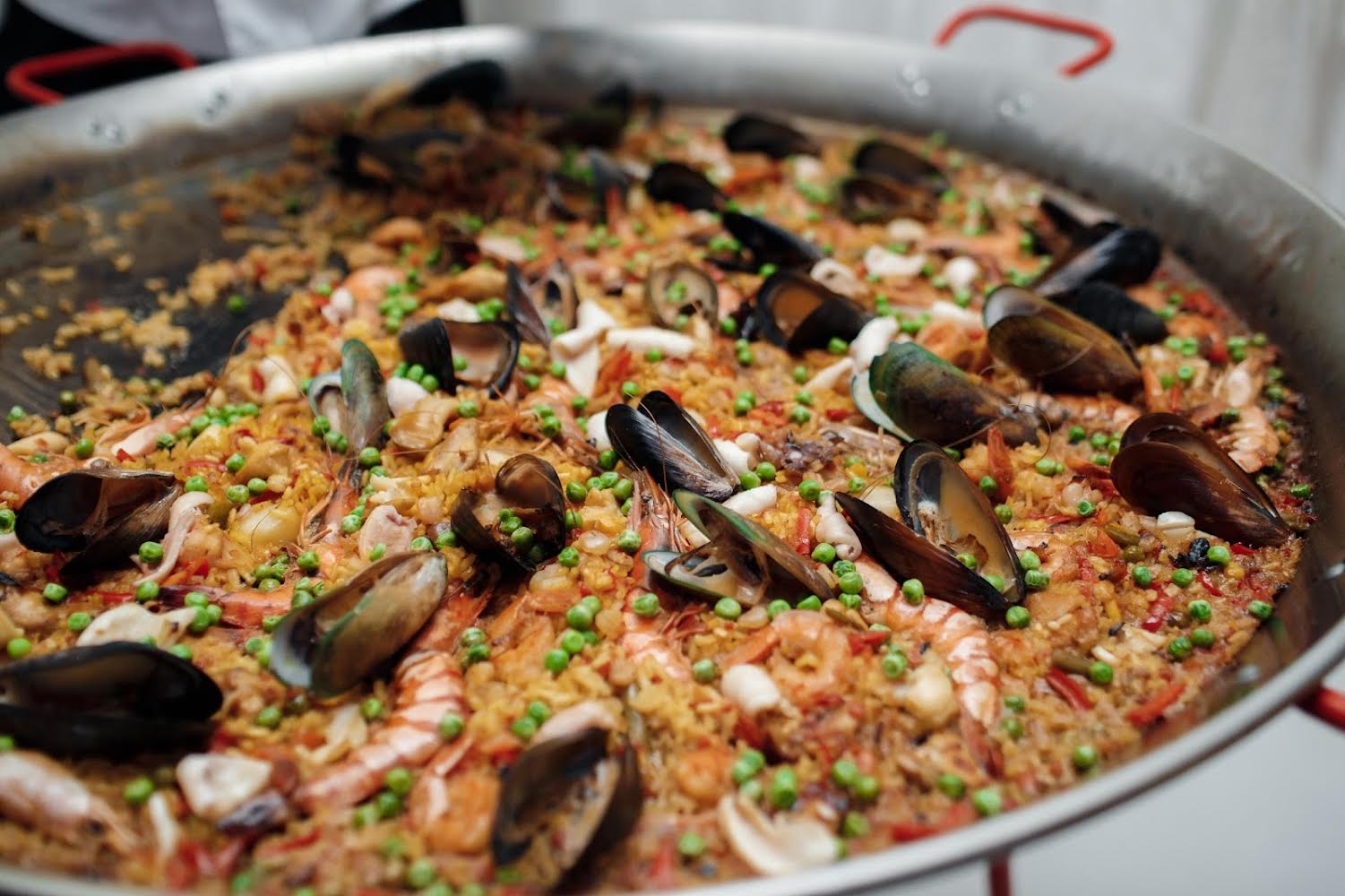 How different cultures have adapted paella to their kitchens