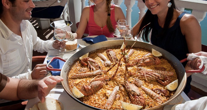 Paella: the perfect dish to share with friends