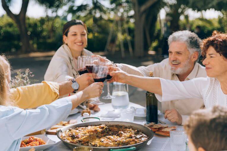 Pedir paella a domicilio para una reunión familiar.