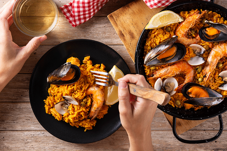 THE PAELLA, WITH A SPOON OR WITH A FORK?